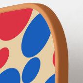 Rode en blauwe Stippen op Tan Pickleball Paddle (Links Detail)