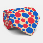 Rode en blauwe Stippen op Tan Stropdas (Opgerold)