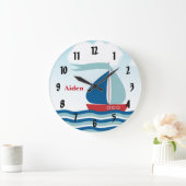 Rode en blauwe zeilboot op watergolven, op maat ge grote klok (Huis)