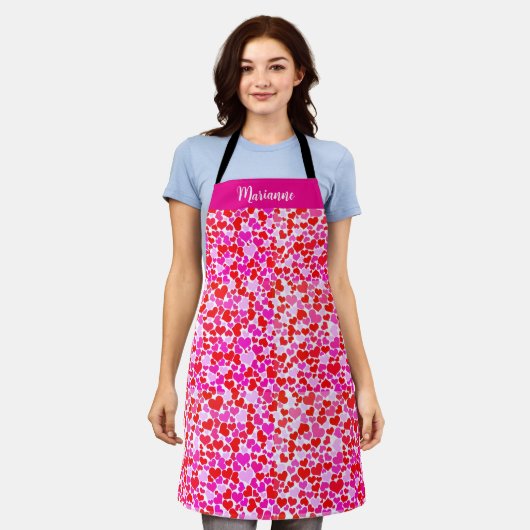 Rode en Fuchsia harten Schort (Gedragen)