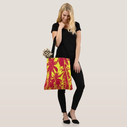 Rode en gele palmbomen ontwerpen funky tote bag (Op model)