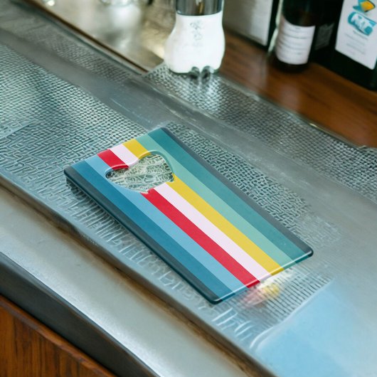 Rode en gele strepen tussen blauwe tinten creditkaart flessenopener