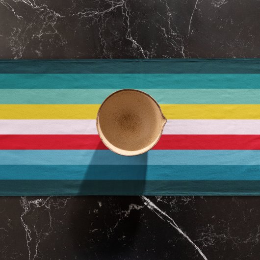 Rode en gele strepen tussen blauwe tinten lange tafelloper