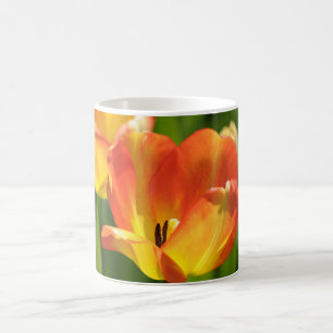 Rode en gele tulpen in de lentetuin koffiemok