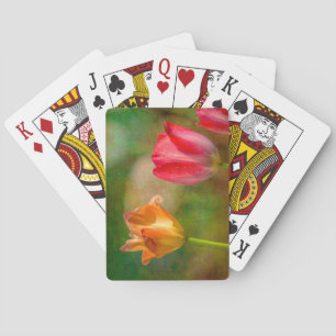 Rode en gele tulpen op een textuur achtergrond pokerkaarten