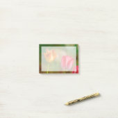 Rode en gele tulpen op een textuur achtergrond post-it® notes (Op bureau)