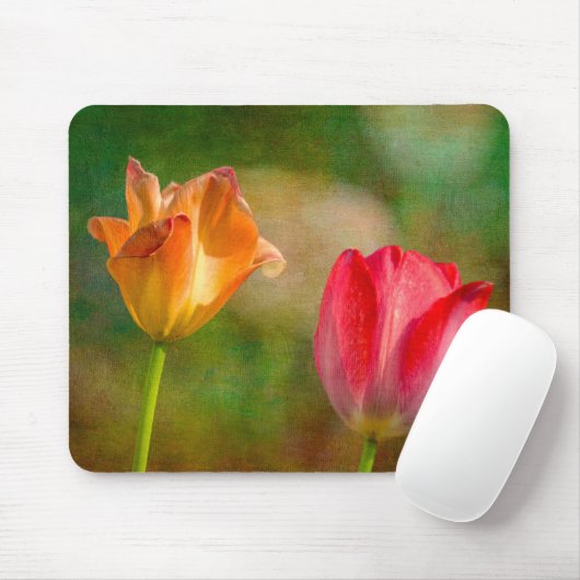 Rode en gele tulpen op getextureerde achtergrond muismat (Met muis)