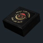 Rode en gouden champignons met halve maan op zwart cadeaudoosje<br><div class="desc">Maak een verklaring met deze leuke rode en gouden tovenaarsbadge illustratie met een gouden stippen cirkelvormige lijst en een gouden halve maan op een zwarte achtergrond—eenvoudige gouden aanpasbare typografie.</div>