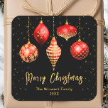 Rode en gouden Ornamenten Vrolijk kerstfeest Vierkante Sticker<br><div class="desc">Deze elegante en glamoureuze vakantie sticker kan worden gepersonaliseerd met uw familienaam. Het ontwerp is voorzien van gouden en rode kerstbauble ornamenten op een zwarte achtergrond. De tekst combineert handgeschreven script en moderne schreefloze lettertypen voor een stijlvolle en verfijnde look. De glinstering en glitter voegen een feestelijke en magische touch...</div>