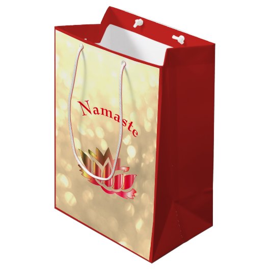 Rode en goudsparkle Namaste Lotus Flower Medium Cadeauzakje (Voorkant Gekanteld)