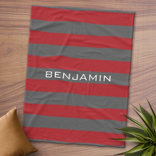 Rode en grijze ringbandjes met aangepaste naam fleece deken