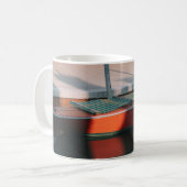 RODE EN GROENBOAT DOCKING OP DOCK KOFFIEMOK (Voorkant links)