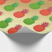 Rode en groene kerstananananassen op gouden schaal cadeaupapier (Hoek)