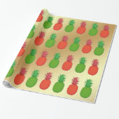 Rode en groene kerstananananassen op gouden schaal cadeaupapier (Uitgerold)