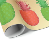 Rode en groene kerstananananassen op gouden schaal cadeaupapier (Rol Hoek)