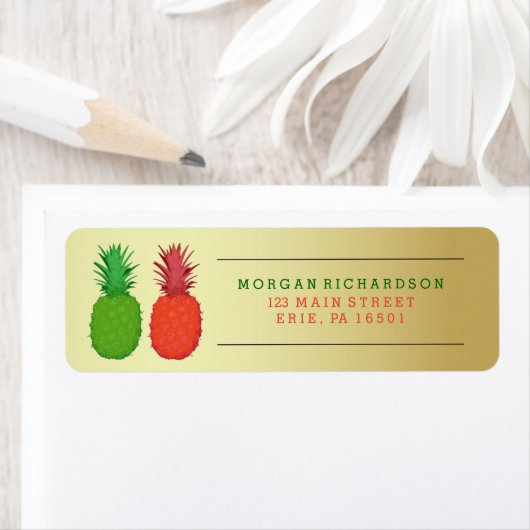 Rode en groene kerstananas op goud etiket (Insitu)