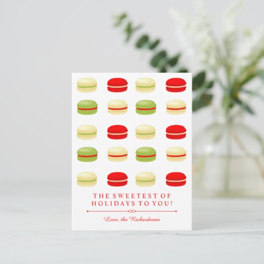 Rode en Groene Kerstmis Franse Macarons op Wit Feestdagenkaart (Staand voorkant)
