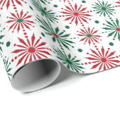Rode en groene kerstsneeuwvlokken op wit cadeaupapier (Rol Hoek)