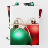 Rode en groene kerstversieringen inpakpapier vel (In situ)