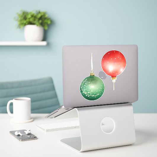 Rode en groene kerstversieringen sticker (Laptop op bureau)