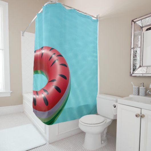 Rode en groene reddingsboei op zwembad douchegordijn (In situ)