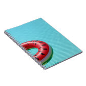 Rode en groene reddingsboei op zwembad notitieboek (Rechterzijde)