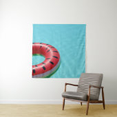 Rode en groene reddingsboei op zwembad wandkleed (In situ)