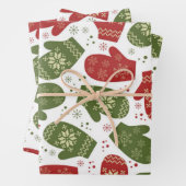 Rode en groene wanten met sneeuwvlokken Kerstmis Inpakpapier Vel (In situ)