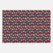 Rode en ivoren kerstversiering op donkere achtergr inpakpapier vel (Voorkant 2)