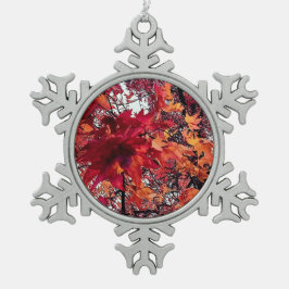 Rode en oranje bladeren tin sneeuwvlok ornament