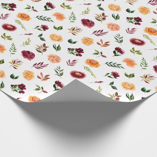 Rode en Oranje bloemen met bladpatroon Cadeaupapier (Hoek)