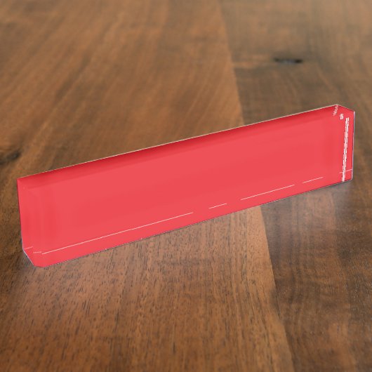 Rode en oranje kleurpotloden liggen naast elkaar i naambordje (Zijkant)