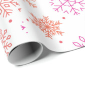 Rode en Oranje sneeuwvlokken Moderne Kerst Cadeaupapier (Rol Hoek)