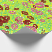 Rode en roos kussen in groen cadeaupapier (Hoek)