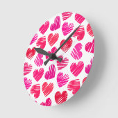 Rode en roze liefdesharten ronde klok (Hoek)