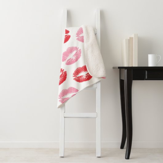 Rode en roze lippen, patroon van lippen, lippensti sherpa deken (In situ)