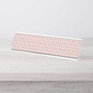 Rode en roze textielen gelegd over een vloerkleed  bureau naambordje