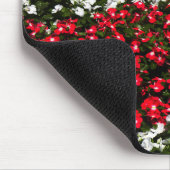Rode en witte bloemen muismat (Hoek)