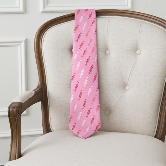 Rode en witte bonbons op roze stropdas