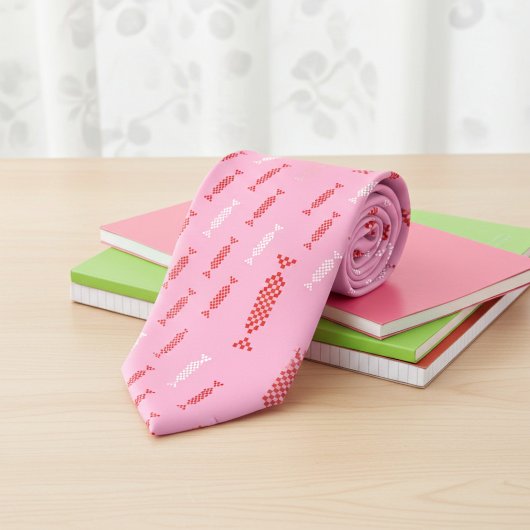 Rode en witte bonbons op roze stropdas