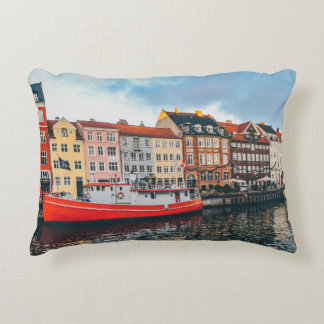 RODE EN WITTE CONCRETE BOUWEN ACCENT KUSSEN