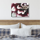 Rode en Witte Dahlia Bloem Canvas Afdruk (Insitu (Slaapkamer))