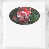 Rode en witte fuchsiesbloemen in de tuin ovale sticker (Tas)