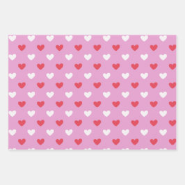 Rode en witte harten op roze inpakpapier vel