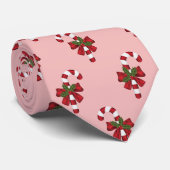 Rode en witte kerst snoepriet patroon op roze stropdas (Opgerold)