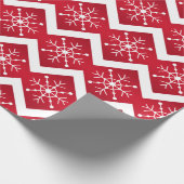 Rode en witte kerstsnowflakes Chevron Pattern Cadeaupapier (Hoek)
