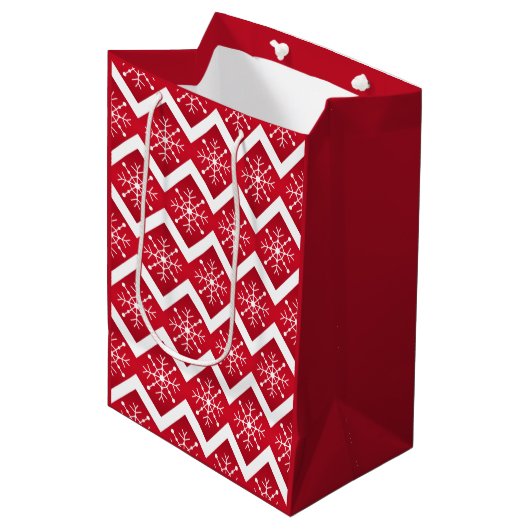 Rode en witte kerstsnowflakes Chevron Pattern Medium Cadeauzakje (Voorkant Gekanteld)