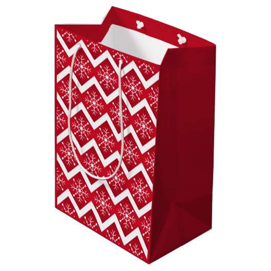 Rode en witte kerstsnowflakes Chevron Pattern Medium Cadeauzakje (Achterkant Gekanteld)