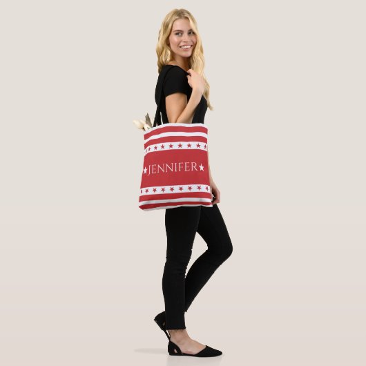 Rode en witte patriottische sterren en strips op m tote bag (Op model)
