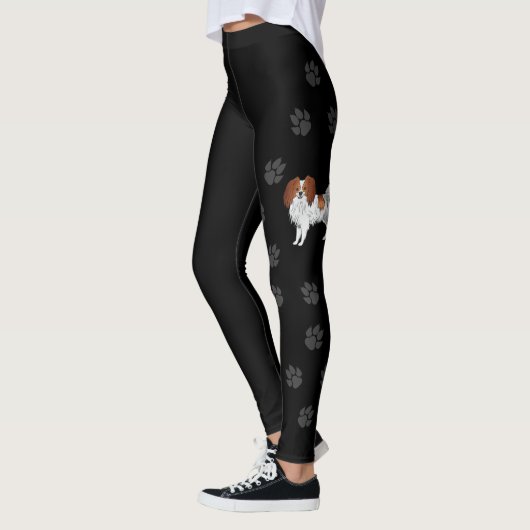 Rode En Witte Phalène Hond Met Pootafdrukken Op Zw Leggings (Links)